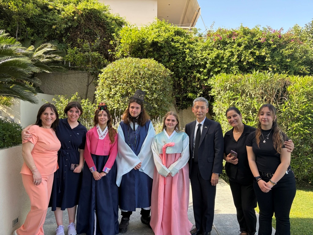 The Korean Embassy in Greece on May 15 invited Greek teachers and students of Korean who attended the Seoul Metropolitan Office of Education's international joint class to the ambassador's residence for a Korean cultural experience. (Embassy's official Facebook page)