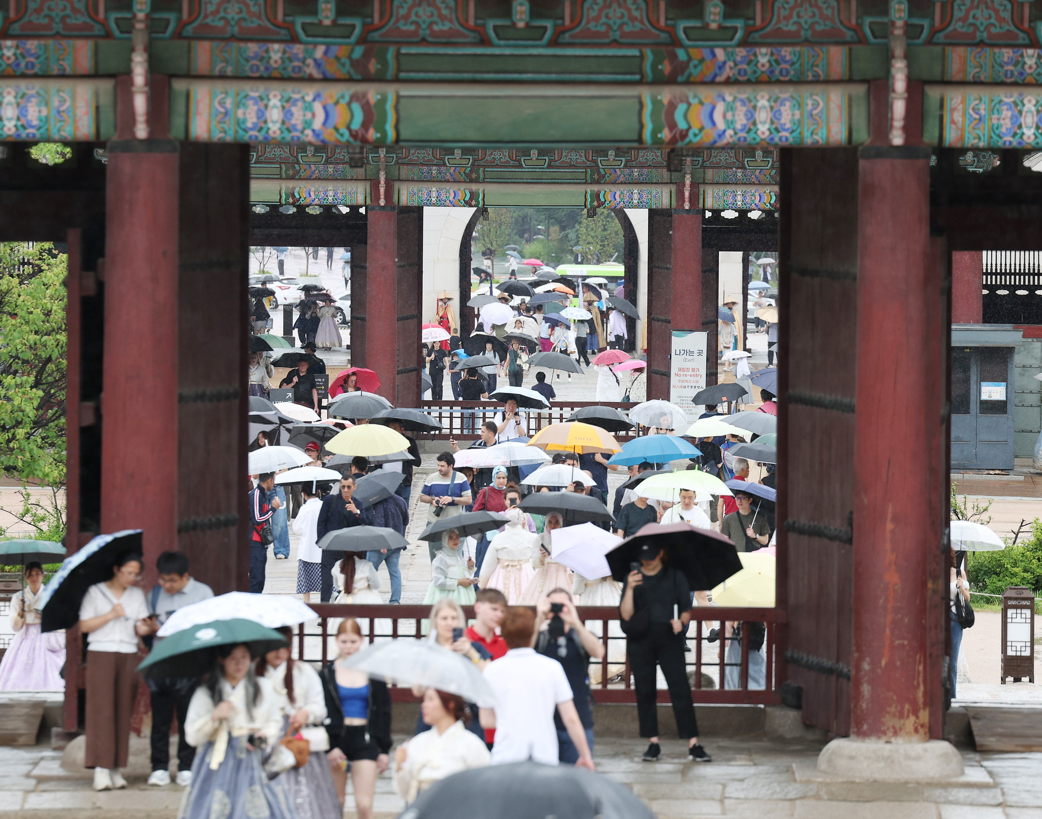 The waiver of visa fees for group tourists from six countries -- China, Vietnam, the Philippines, Indonesia, India and Cambodia -- will be extended until year's end. Shown is a rainy day at Gyeongbokgung Palace in Seoul's Jongno-gu District. (Korea.net DB)  