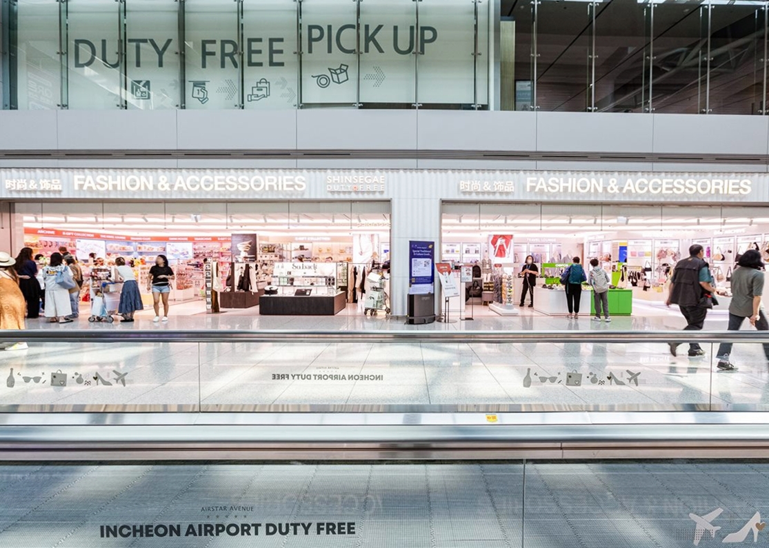The procedure for exchanging duty-free items worth up to USD 800 will be simplified this month. Shown are renovated fashion and lifestyle stores of Shinsegae Duty Free at Incheon International Airport. (Shinsegae Duty Free) 
