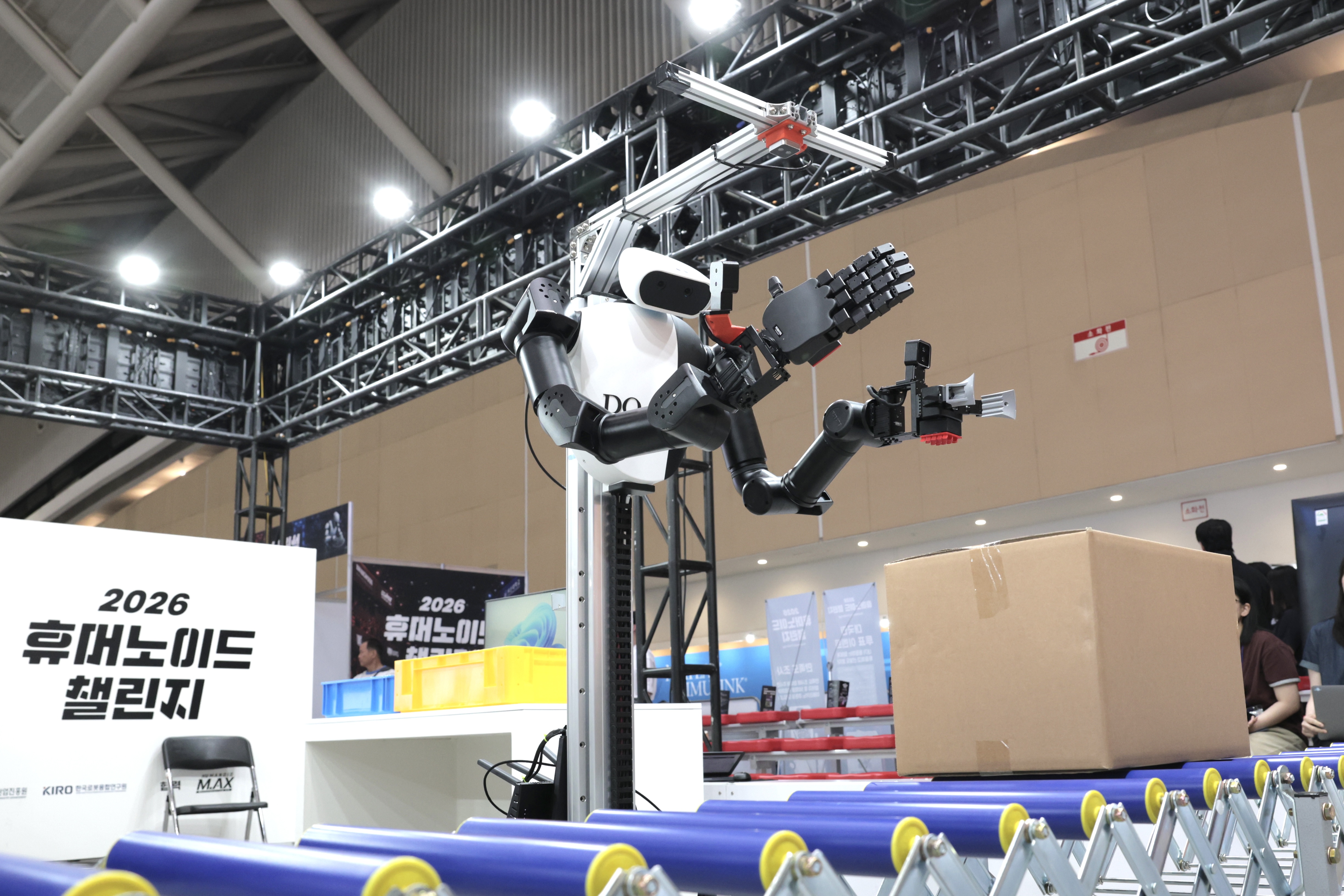 A robot on July 3 moves a box in the RoboCup Humanoid Challenge at the convention center Songdo Convensia in Incheon's Yeonsu-gu District.  
