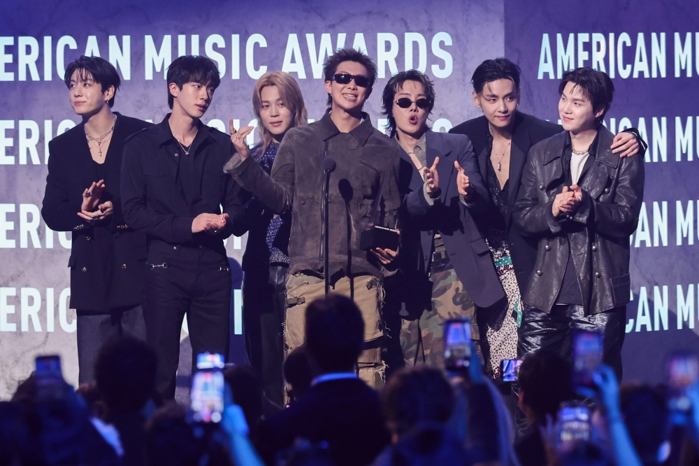 BTS on May 25 wins Artist of the Year at the American Music Awards (AMA) at the MGM Grand Garden Arena in Las Vegas. (AMA's official Facebook page)