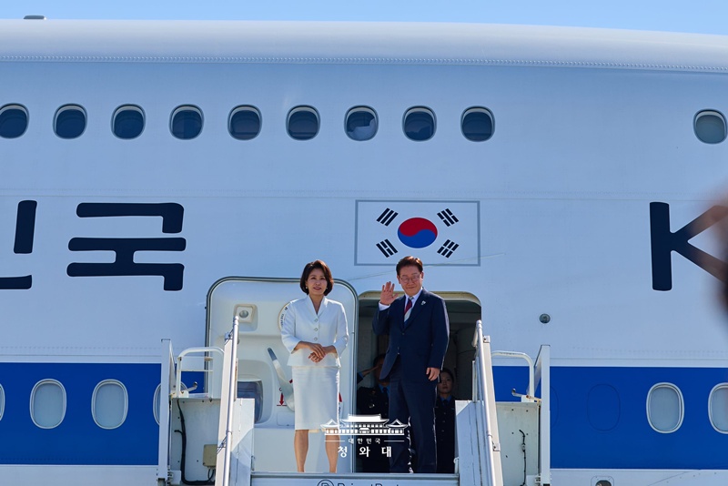 President Lee Jae Myung (right) and first lady Kim Hea Kyung on June 17 bid farewell to well-wishers before departing from Geneva International Airport after completing his trip for the G7 summit of the world's top seven industrial powers. (Cheong Wa Dae)