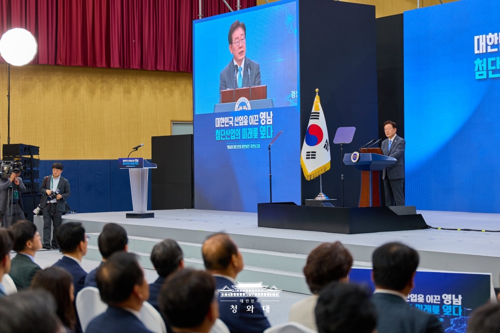 President Lee Jae Myung on July 3 gives a congratulatory speech at a public briefing in Jinju, Gyeongsangnam-do Province, on his administration's vision for the high-tech industrial development of the southeastern region of Yeongnam. (Cheong Wa Dae)