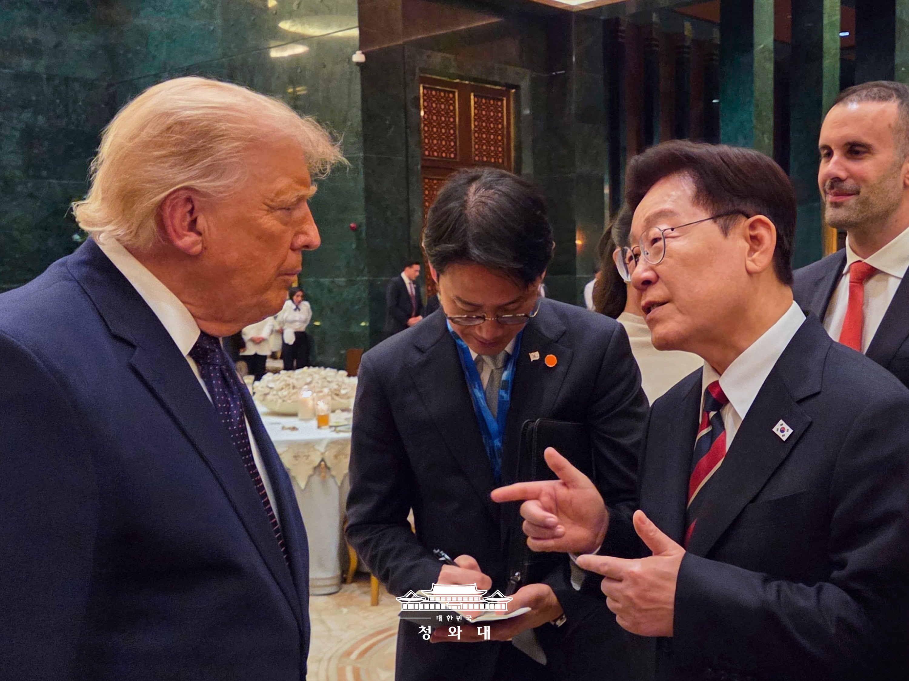President Lee Jae Myung (right) and U.S. President Donald Trump on July 7 talk at a welcoming dinner hosted by Turkish President Recep Tayyip Erdogan at the Presidential Complex in Ankara, Turkiye (Turkey). 