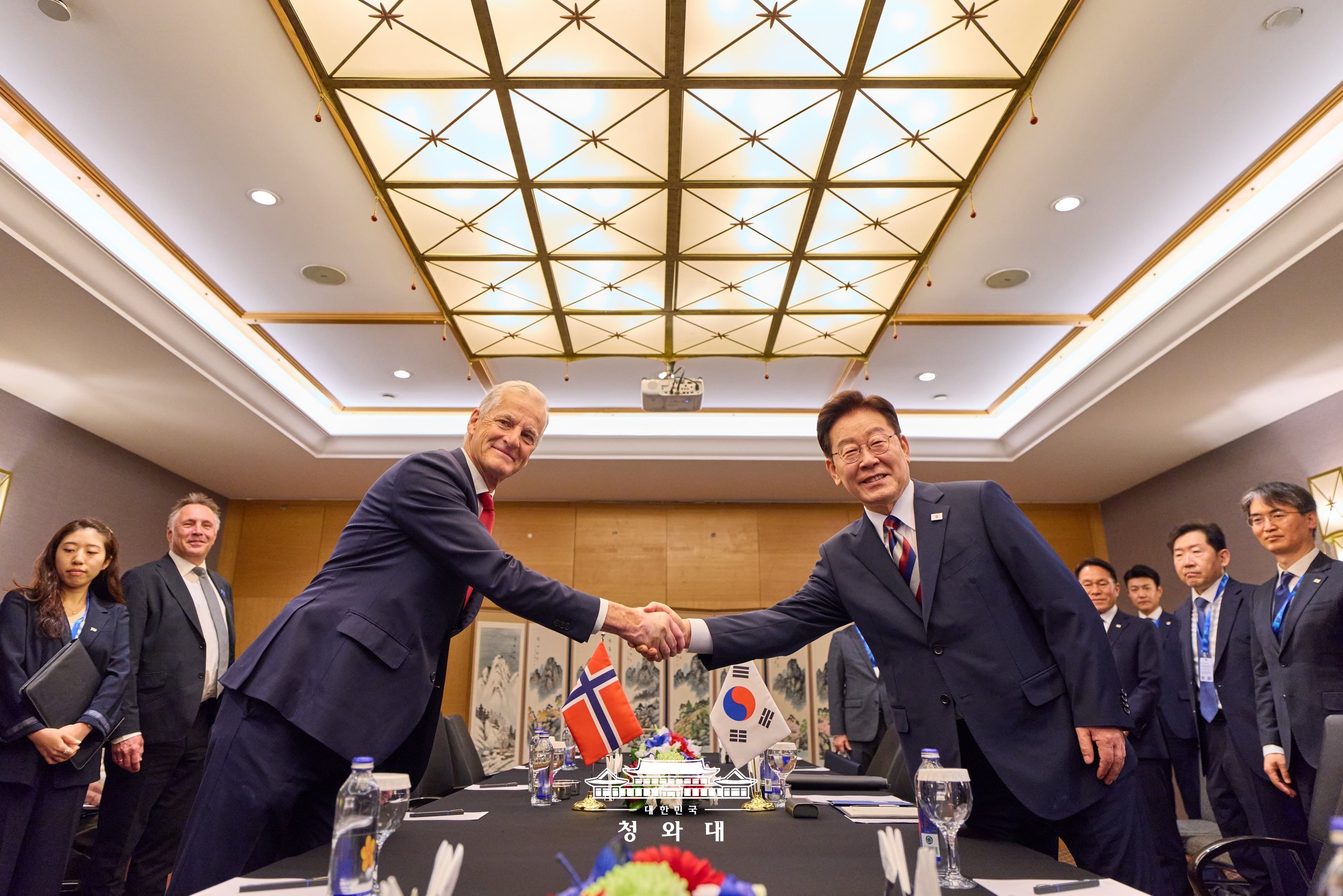 President Lee Jae Myung (right) and Norwegian Prime Minister Jonas Gahr Store on July 8 shake hands before their summit at a hotel in Ankara, Turkiye (Turkey).