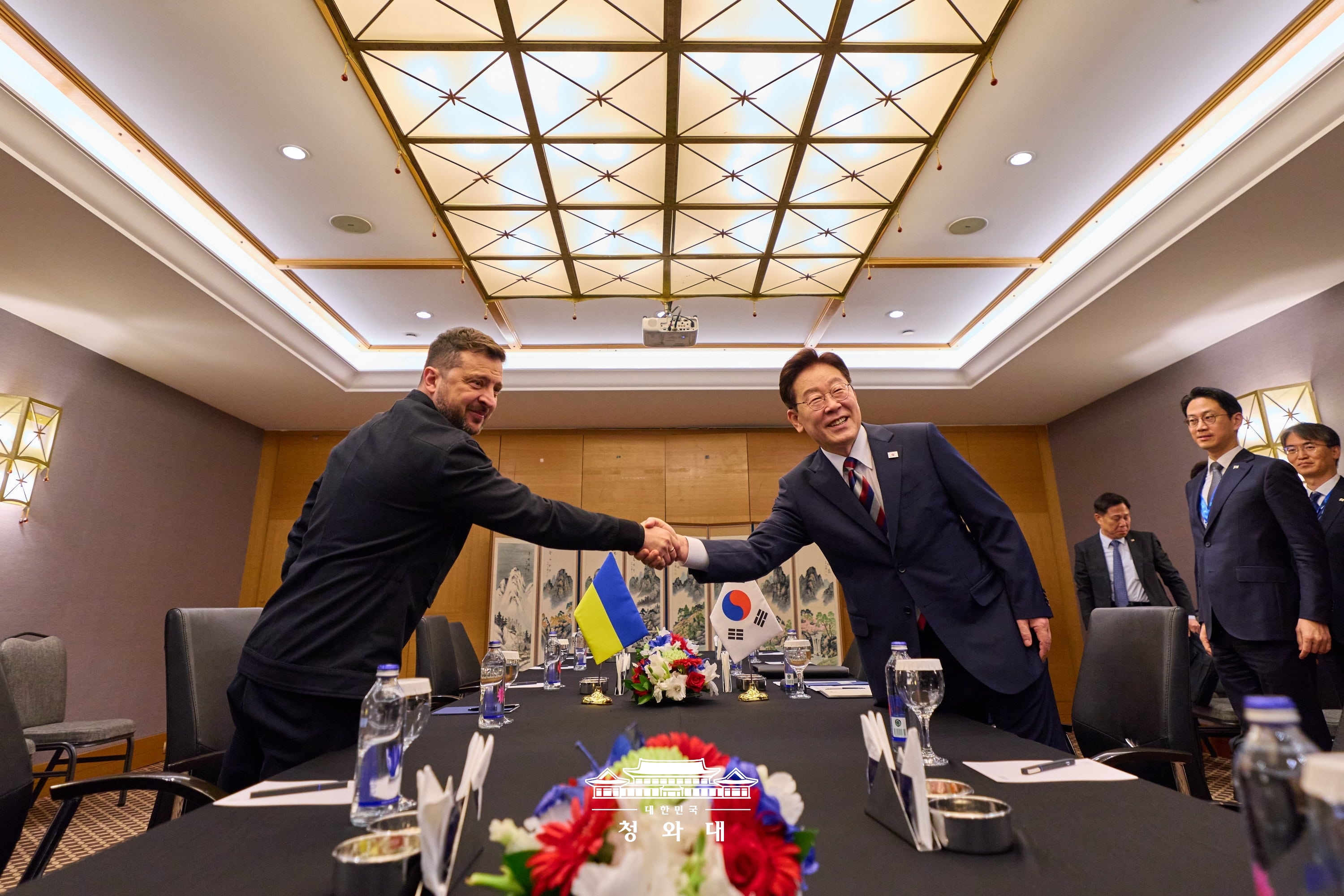 President Lee Jae Myung (right) and Ukrainian President Volodymyr Zelenskyy on July 8 shake hands before their summit at a hotel in Ankara, Turkiye (Turkey).