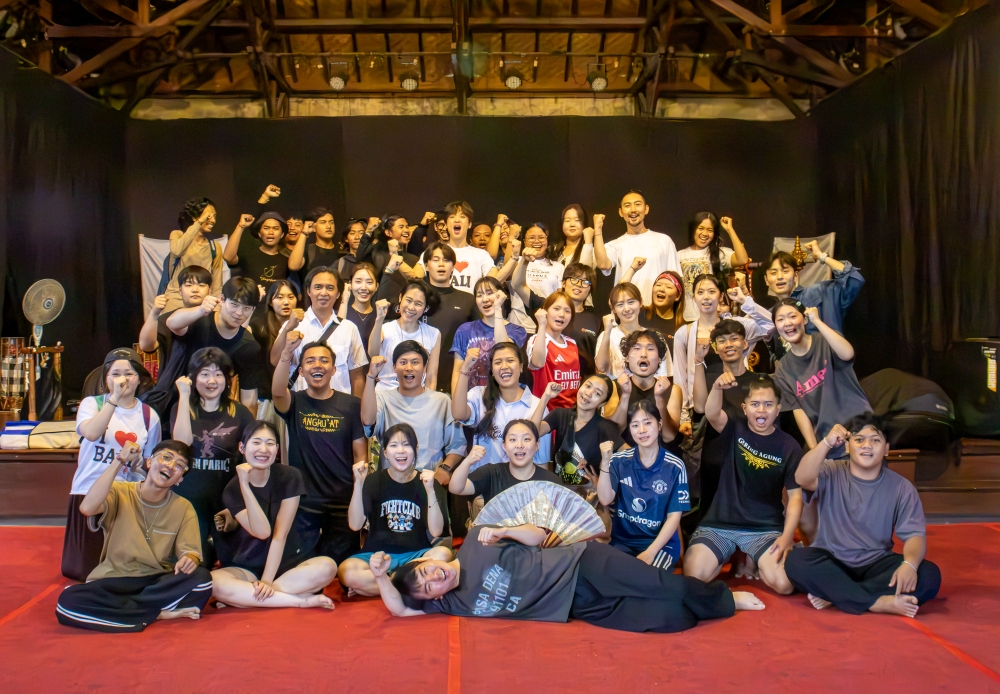 Students from Seoul Institute of the Arts pose for a group photo with Indonesians at the Bali Arts Festival as part of a bilateral youth program at Taman Werdhi Budaya Art Centre in Bali, Indonesia. (Ministry of Culture, Sports and Tourism)
