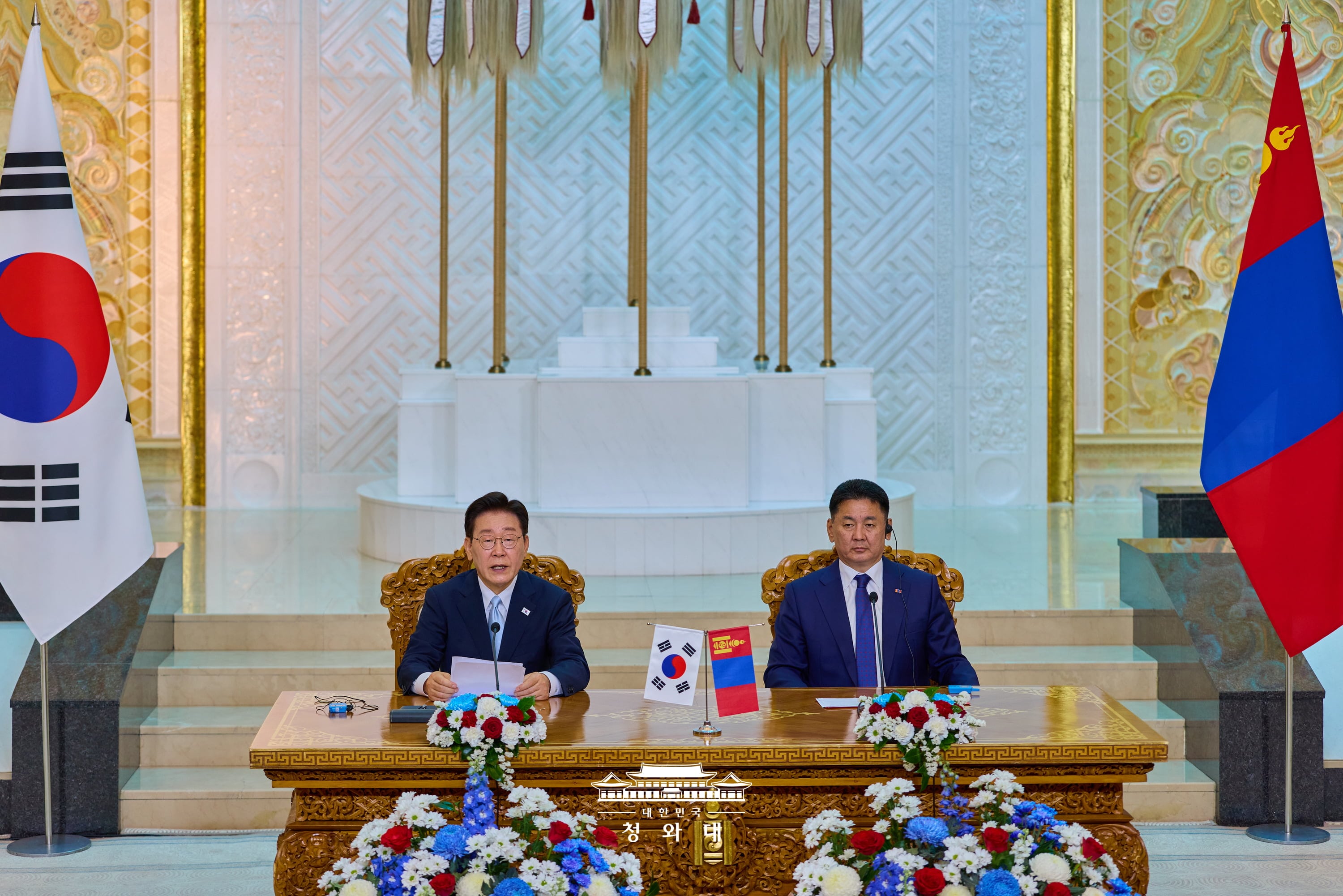 President Lee Jae Myung (left) and Mongolian President Ukhnaagiin Khurelsukh on July 9 hold a joint news announcement after their bilateral summit at the Government Palace in Ulaanbaatar, Mongolia.