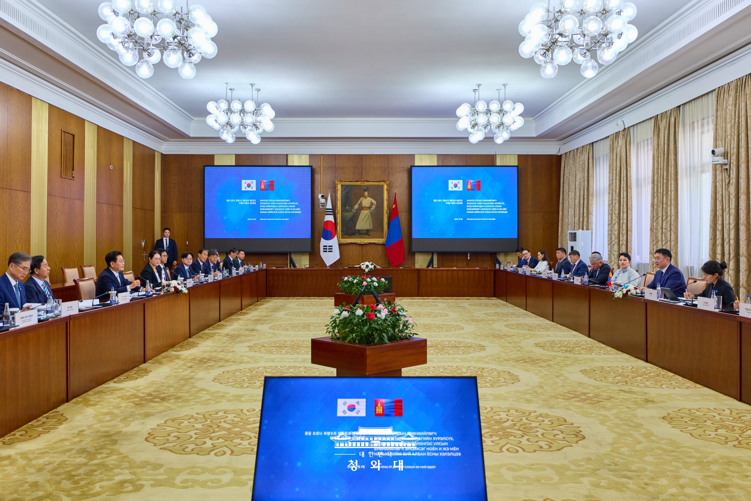 President Lee Jae Myung and Mongolian President Ukhnaagiin Khurelsukh on July 9 hold their bilateral summit at the Government Palace in Ulaanbaatar, Mongolia.