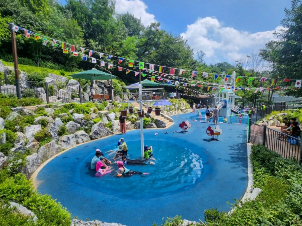 he water playground at Hyeonchung Neighborhood Park in Dongjak-gu District, allows children and adults to have fun while cooling off.