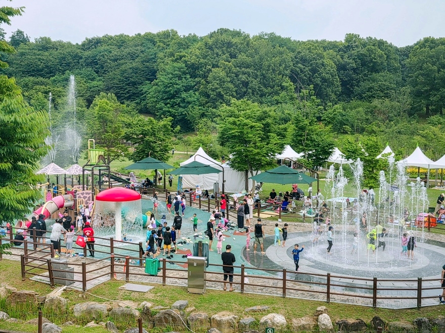 Jungnang Camping Forest in Jungnang-gu District offers an experience in nature in the capital.