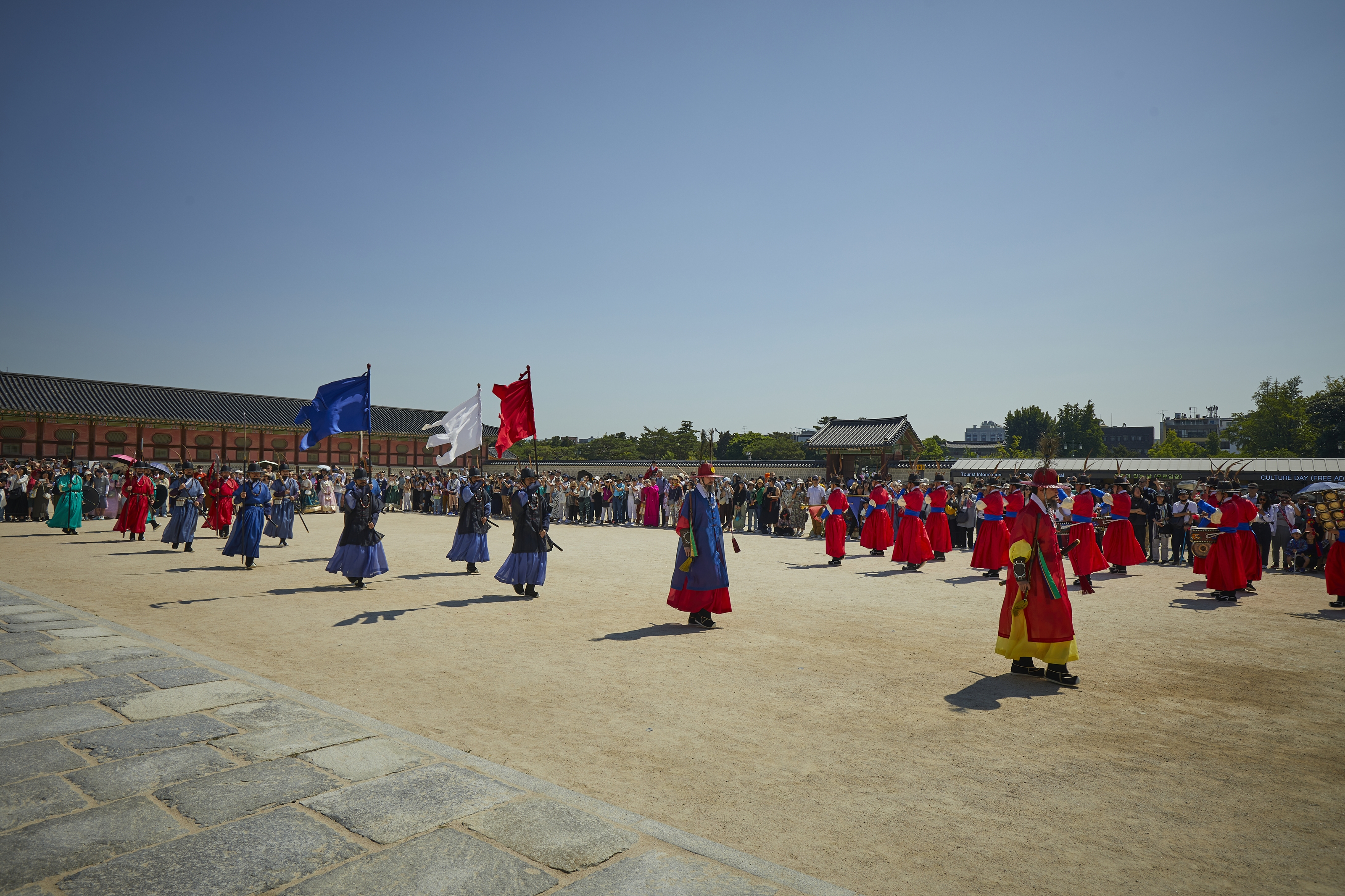 Reenactments featuring the royal culture of Joseon Dynasty (1392-1910) from July 20 will be held during the 48th session of the UNESCO World Heritage Committee at K-Heritage House set up within the convention center BEXCO in Busan's Haeundae-gu District. Shown is part of the Palace Royal Guard Changing Ceremony at Gyeongbokgung Palace in Seoul's Jongno-gu District. (Korea Heritage Service)