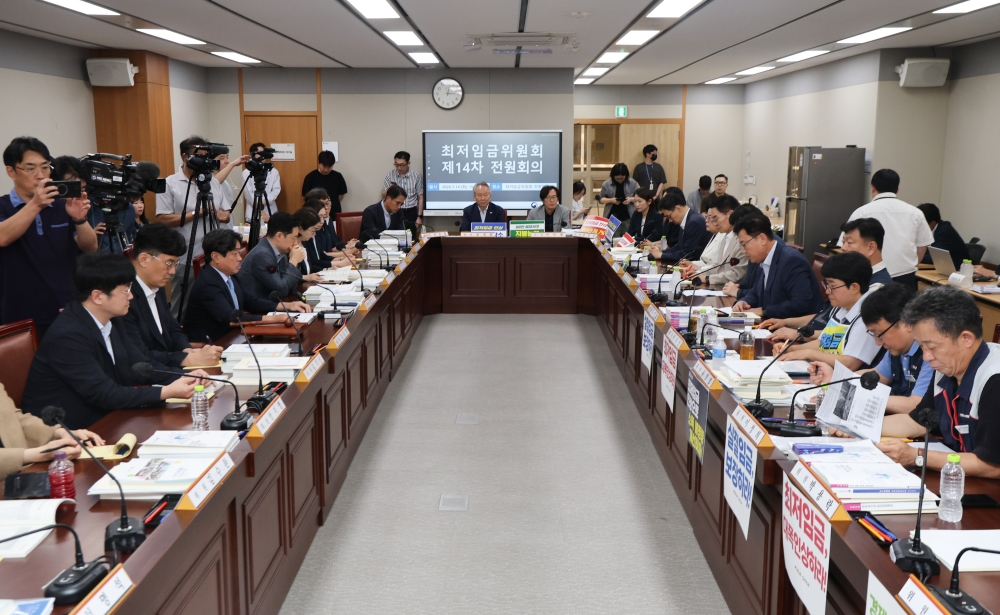 The minimum hourly wage for next year is set at KRW 10,700, up 3.7% from this year. Shown is a plenary meeting of the Minimum Wage Commission at Government Complex-Sejong in Sejong. (Yonhap News)