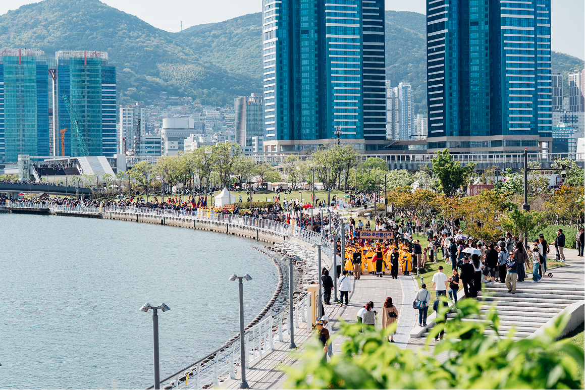 The procession reenactment of Joseon Tongsinsa, a Joseon Dynasty delegation to Japan, is set for July 26 at the outdoor plaza of the convention center BEXCO in Busan's Haeundae-gu District. Shown is the reenactment held in May 2026. (Korea Heritage Service) 