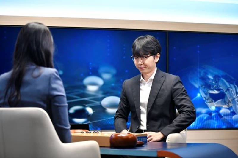 Shin Jin-seo (right) is a professional ninth-degree baduk (Go) player. (Korea Baduk Association)