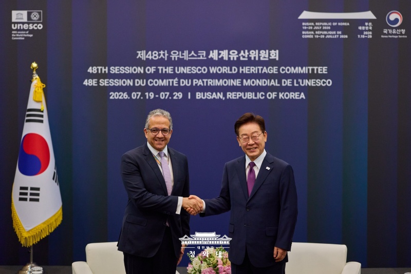 President Lee Jae Myung (right) on July 19 shakes hands with UNESCO Director-General Khaled El-Enany before the opening ceremony for this year's annual session of the UNESCO World Heritage Committee in Busan. 