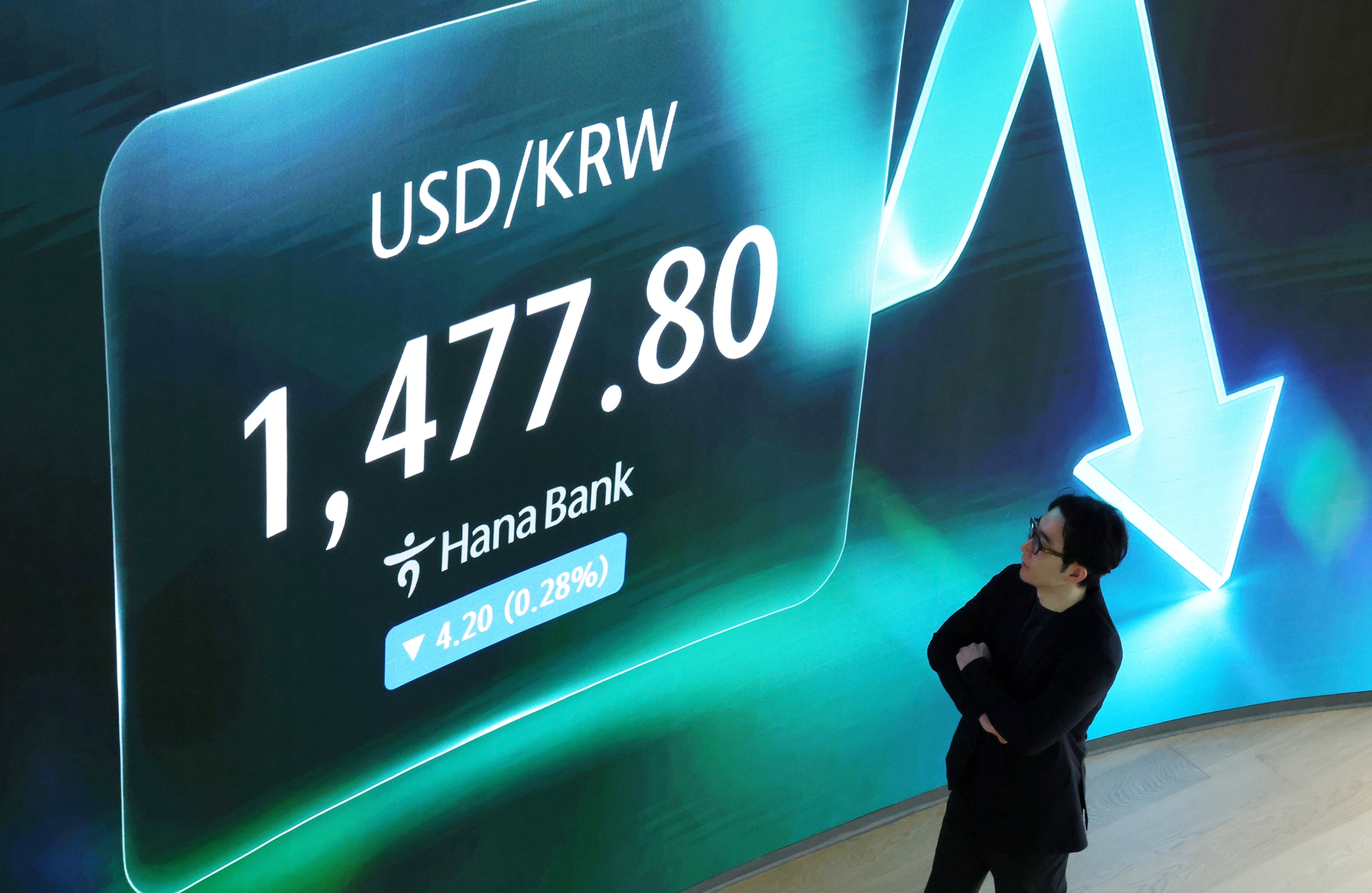 A staff member at Hana Bank's dealing room in Seoul's Jung-gu District on July 17, the first public holiday since the adoption of 24-hour trading on the foreign exchange market, monitors the KRW-USD rate. (Yonhap News)  