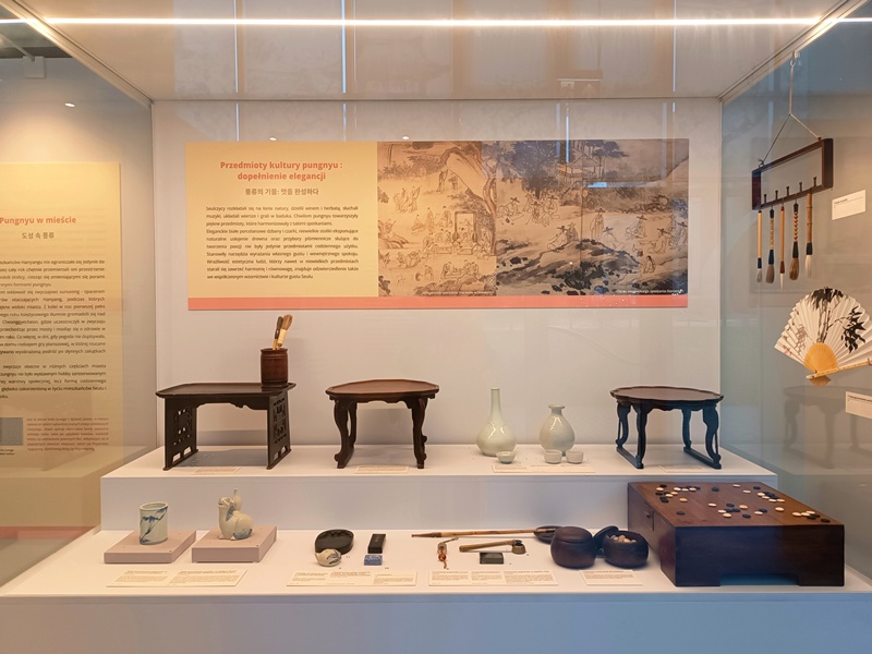 During the exhibition on July 9, 2026, at the Korean Cultural Center in Warsaw, visitors could see aesthetic objects from the pungnyu culture that Seoulites used to relax in nature.