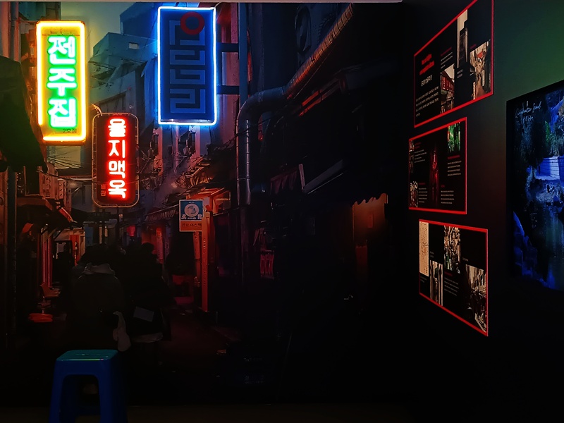 On July 9, 2026, the organizers of the exhibition at the Korean Cultural Center in Warsaw invited visitors to relax in a space resembling a street in the Euljiro district. People could learn more about the place and take photos. 