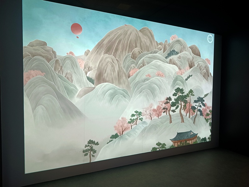 In the lounge area arranged at the Korean Cultural Center in Warsaw, as part of the opening on July 9, 2026, visitors could relax and watch how the idea of pungnyu changes with the seasons. 