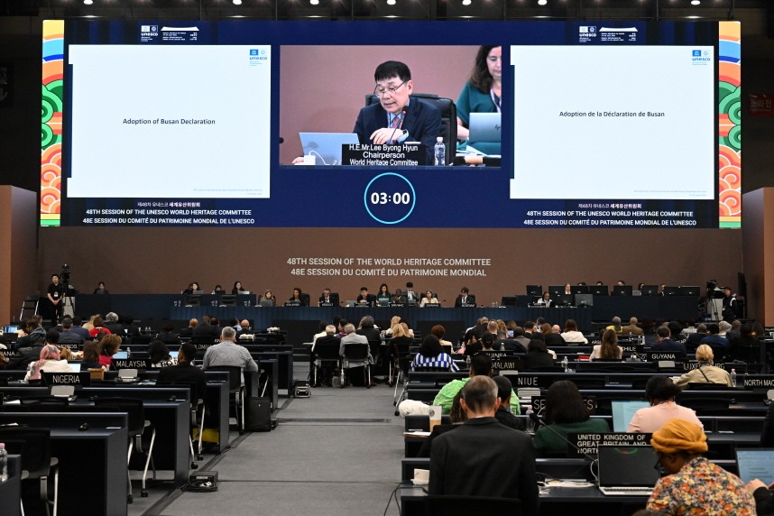 Lee Byong-hyun, chair of this year's UNESCO World Heritage Committee, on July 20 adopts the Busan Declaration on World Heritage at the plenary session of the committee's annual session held at the convention center BEXCO in Busan's Haeundae-gu District. (Korea Heritage Service)