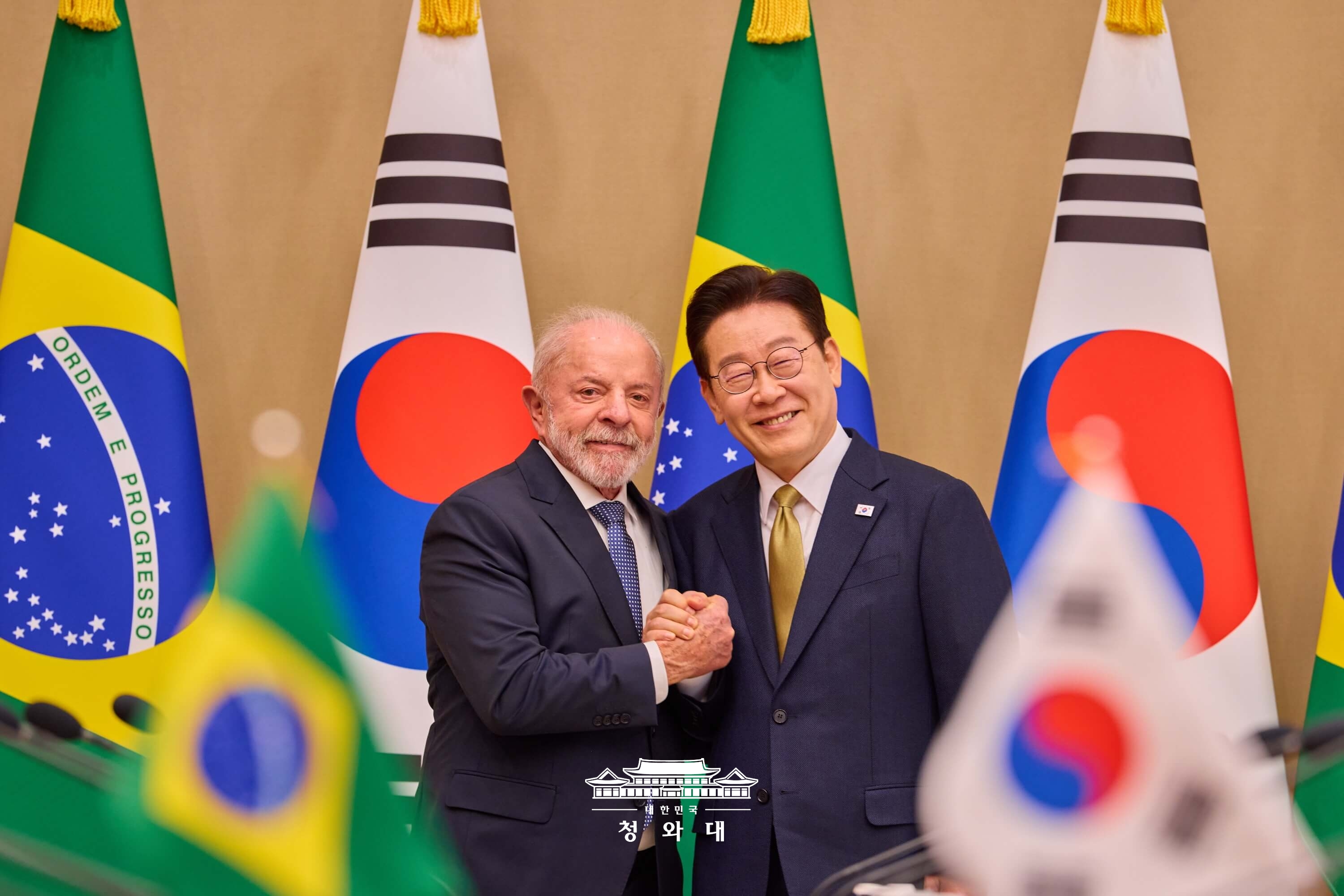  President Lee Jae Myung (right) and Brazilian President Luiz Inacio Lula da Silva on Feb. 23 pose for photos during their bilateral summit at Cheong Wa Dae in Seoul.  