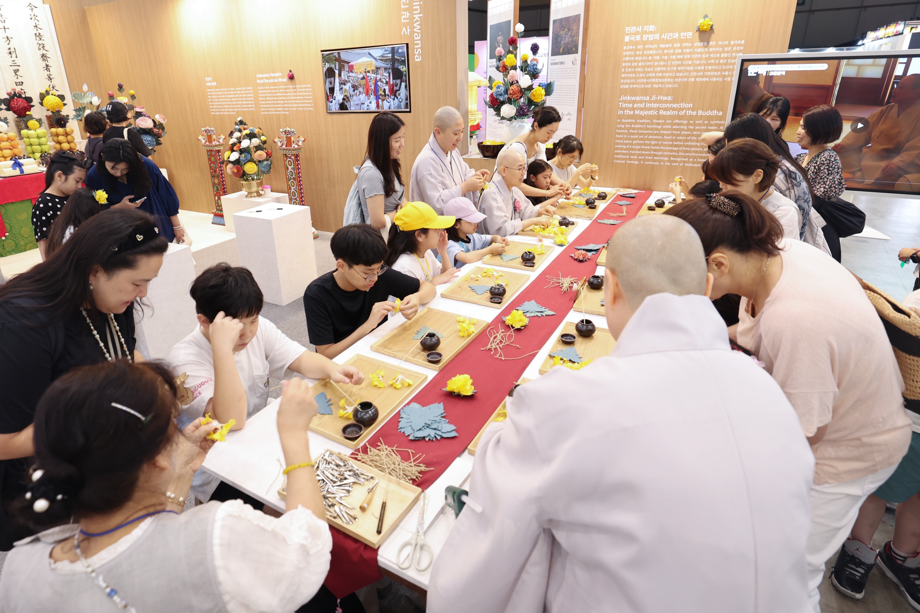 A workshop on July 23 teaches visitors to make jihwa (traditional paper flower) at the Jingwansa Temple booth of K-Heritage House at the convention complex BEXCO in Busan.  