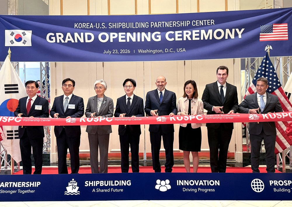 Minister of Trade, Industry and Resources Kim Jung-Kwan (fourth from left) on July 23 takes part in a ribbon-cutting ceremony with U.S. Secretary of Commerce Howard Lutnick (fifth from left), Ambassador to the U.S. Kang Kyung-wha and American Ambassador to Korea Michelle Steel at the opening ceremony of the Korea-U.S. Shipbuilding Partnership Center at the Mayflower Hotel in Washington. (Yonhap News)  