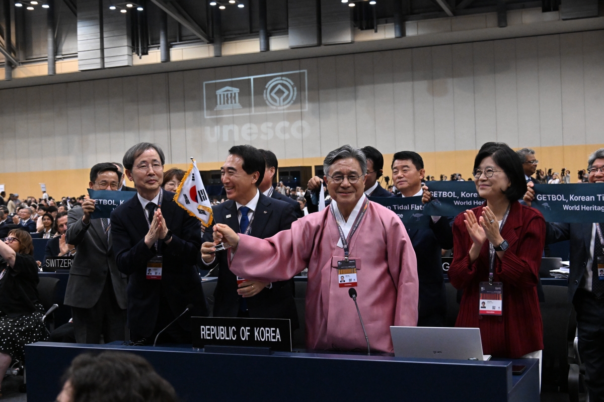 A government delegation with Korea Heritage Service (KHS) Administrator Huh Min (second from right) and Ambassador to UNESCO Kim Ji-hee (right) on July 25 celebrate news of the Phase II expansion of 