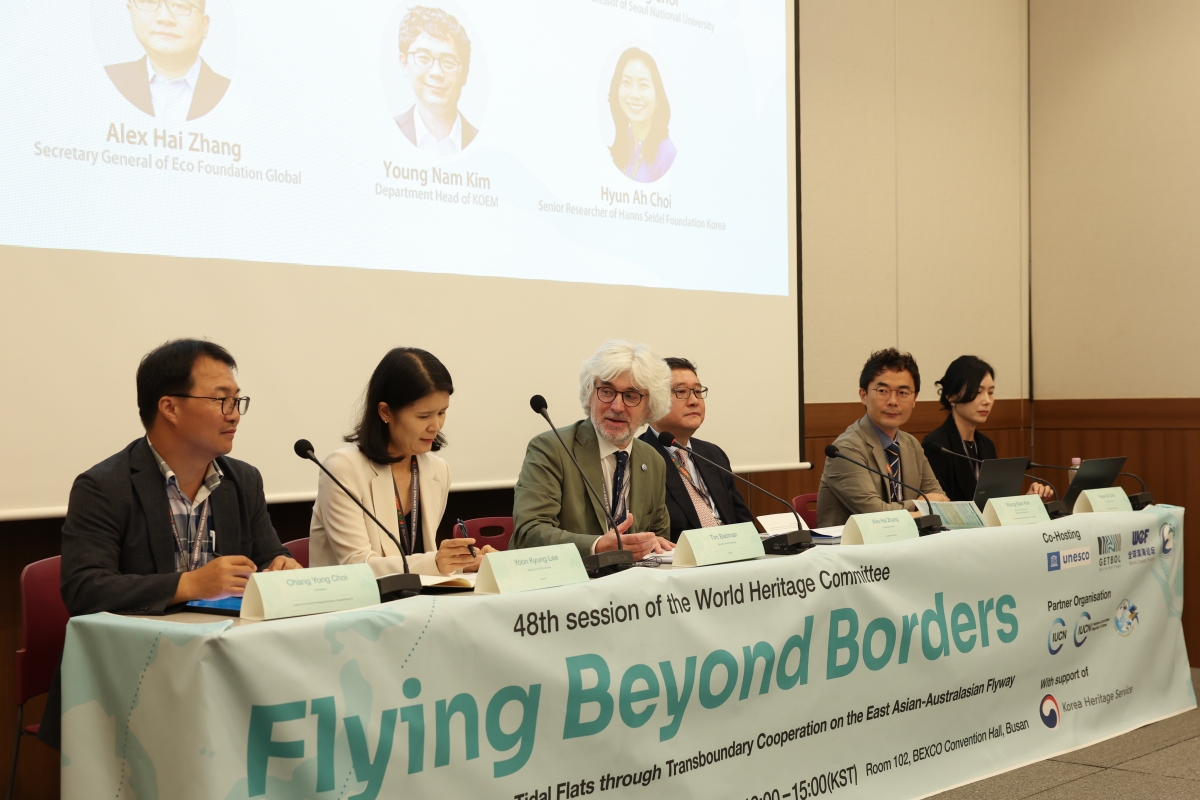 UNESCO, the Korean Tidal Flats World Heritage Promotion Foundation, World Coastal Forum and Yancheng Wetland Centre of China on July 25 hold a seminar on tidal flats at the convention center BEXCO in Busan's Haeundae-gu District. Afterward, a joint declaration was released on plans for cooperation in the conservation of the Yellow Sea's tidal flats and coastal wetlands.