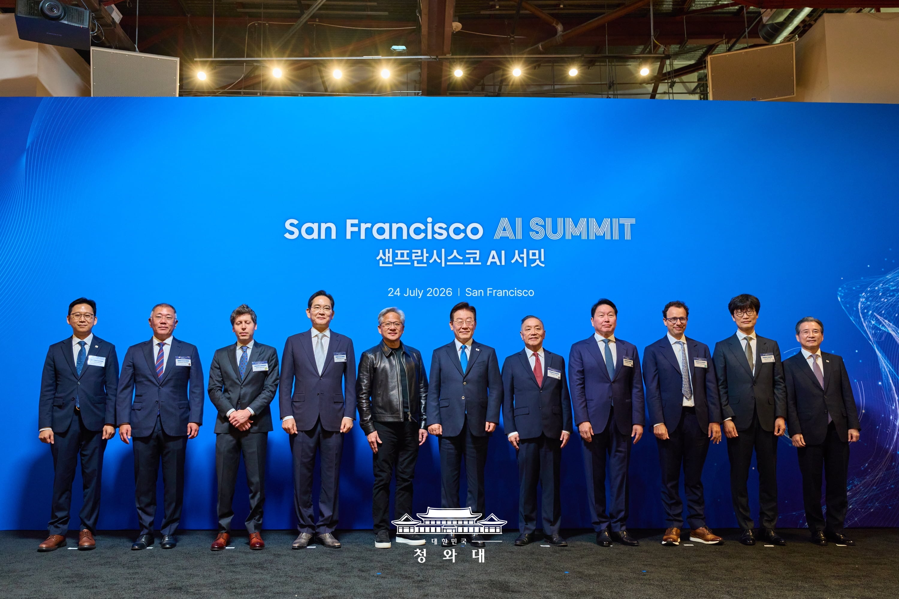 President Lee Jae Myung (sixth from left) on July 24 takes a group photo with the CEOs of domestic and global big tech companies at the San Francisco AI Summit held at the cultural complex Midway in San Francisco.