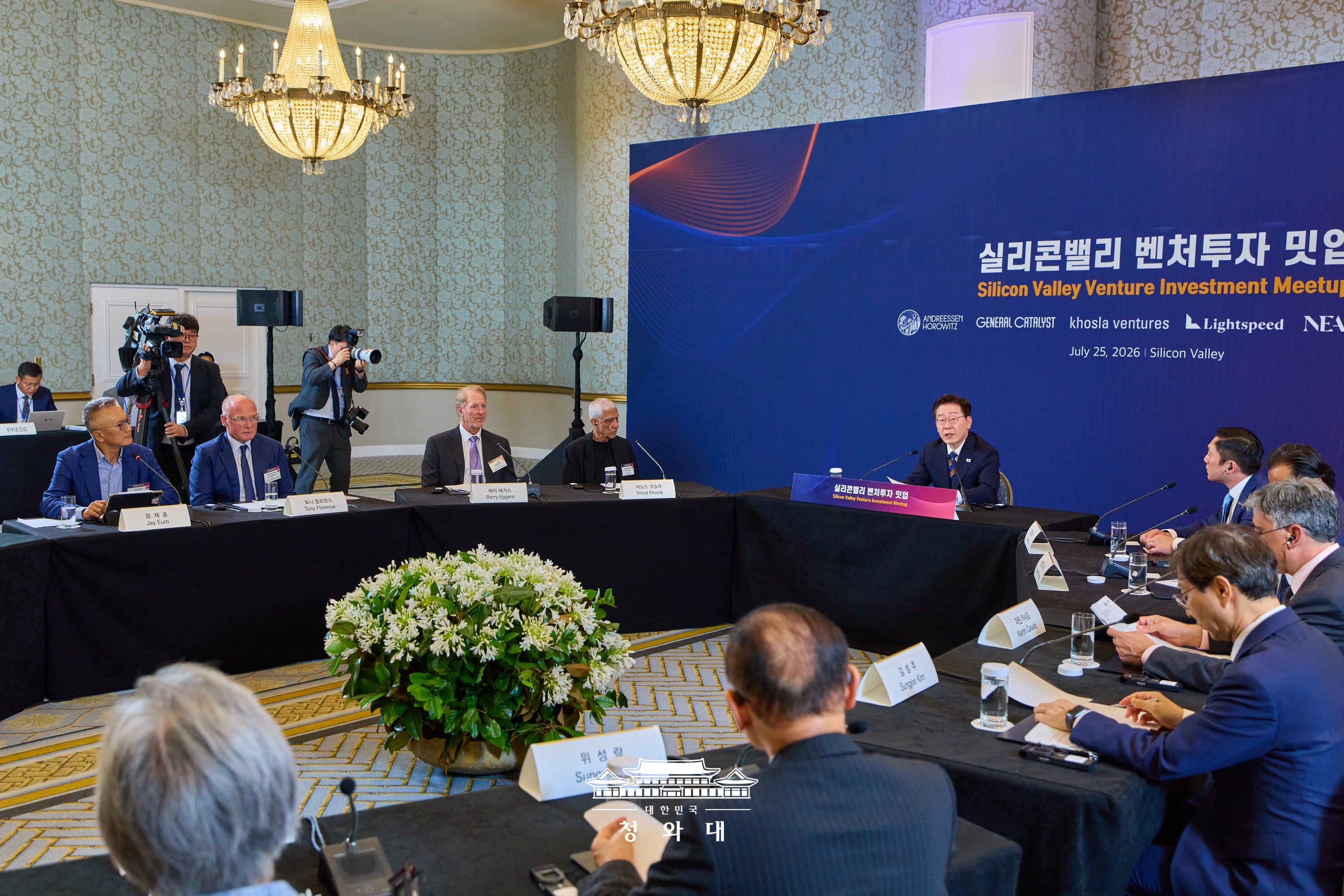 President Lee Jae Myung (fifth from left) on July 25 discusses investment and cooperation in Korea's AI industry with the heads of global venture capital companies at the Silicon Valley Venture Capital Meetup at a hotel in San Francisco.