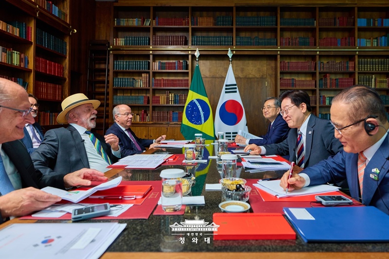 ▲ 이재명 대통령과 루이스 이나시우 룰라 다시우바 브라질 대통령이 27일(현지 시간) 브라질리아 대통령관저에서 확대 정상회담을 하고 있다. 대한민국 청와대