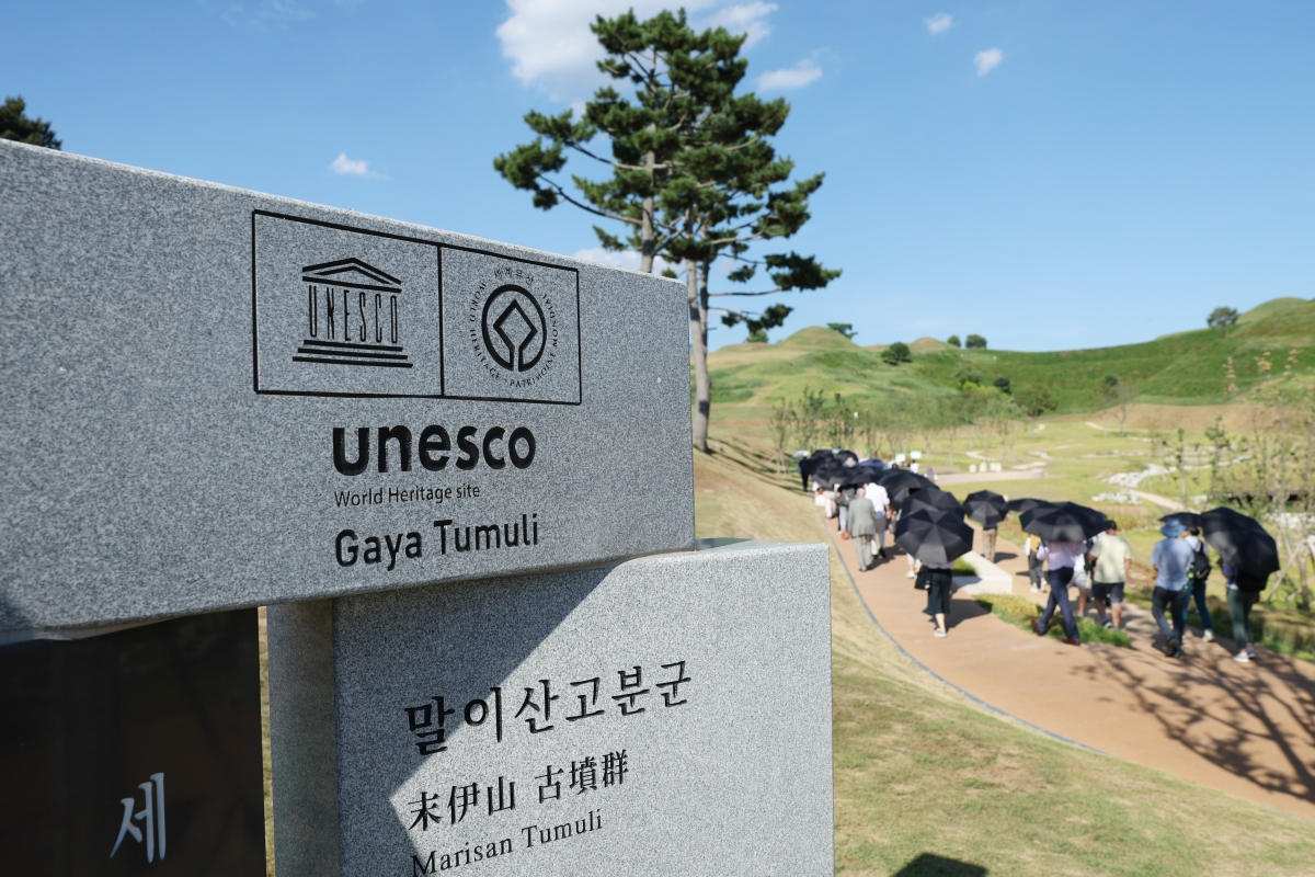 Participants in a tour of the Gaya Tumuli on July 27 look at the burial mounds of the ancient Gaya confederacy on Marisan Mountain in Haman-gun County, Gyeongsangnam-do Province. 