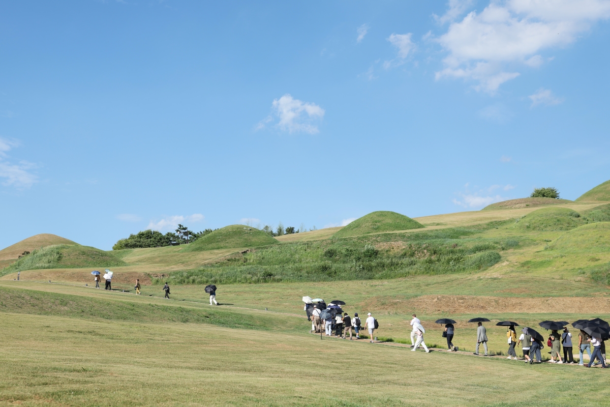 The tour of the Gaya Tumuli on July 27 goes along the ridge of the Marisan Tumuli in Haman-gun County, Gyeongsangnam-do Province. 