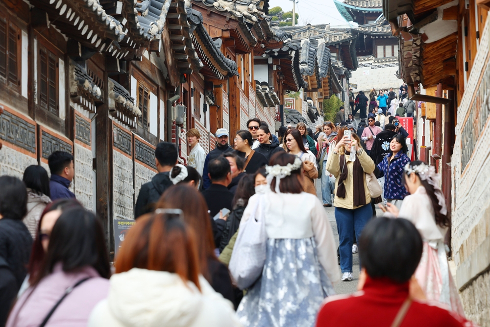 An estimated 10.71 million foreign tourists visited the country in the first half of this year. Shown on March 16 is Bukchon Hanok Village packed with visitors in Seoul's Jongno-gu District. (Korea.net DB)