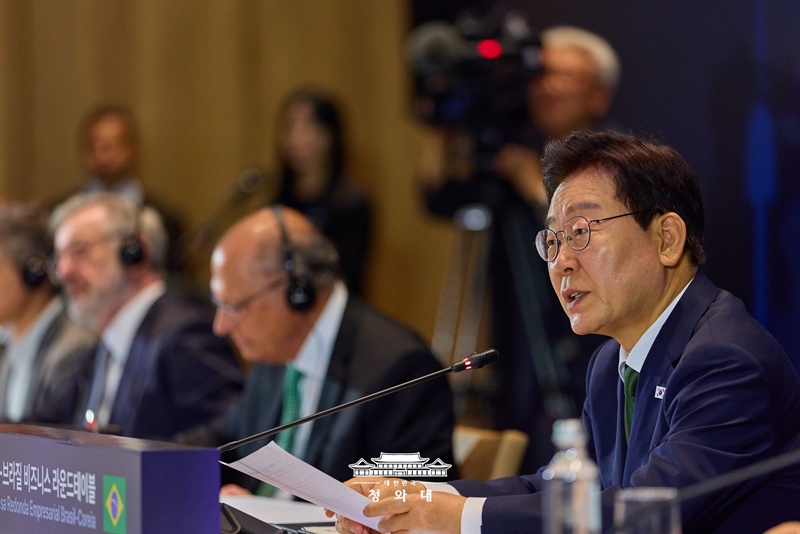 President Lee Jae Myung on July 28 speaks at a bilateral business roundtable at a hotel in Sao Paulo, Brazil.