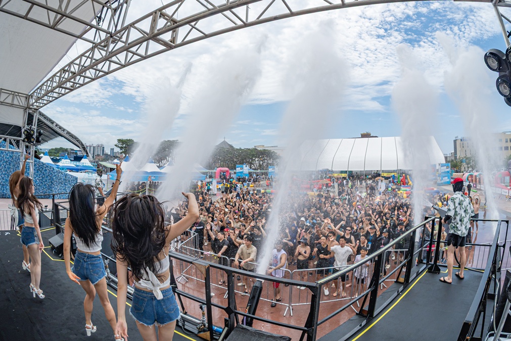 Daecheon Beach, a main venue for the Boryeong Mud Festival in Boryeong, Chungcheongnam-do Province, on July 25 is bustling with energy on Day 2 of the event. (Boryeong Festival & Tourism Foundation)  