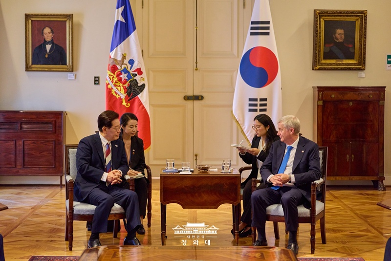 President Lee Jae Myung (left) and Chilean President Jose Antonio Kast on July 30 hold a small-group meeting at the presidential office La Moneda Palace in Santiago, Chile. (Cheong Wa Dae)