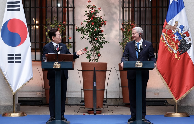 President Lee Jae Myung (left) on July 30 speaks at a joint news conference with Chilean President Jose Antonio Kast at the presidential office La Moneda Palace in Santiago, Chile. (Yonhap News)