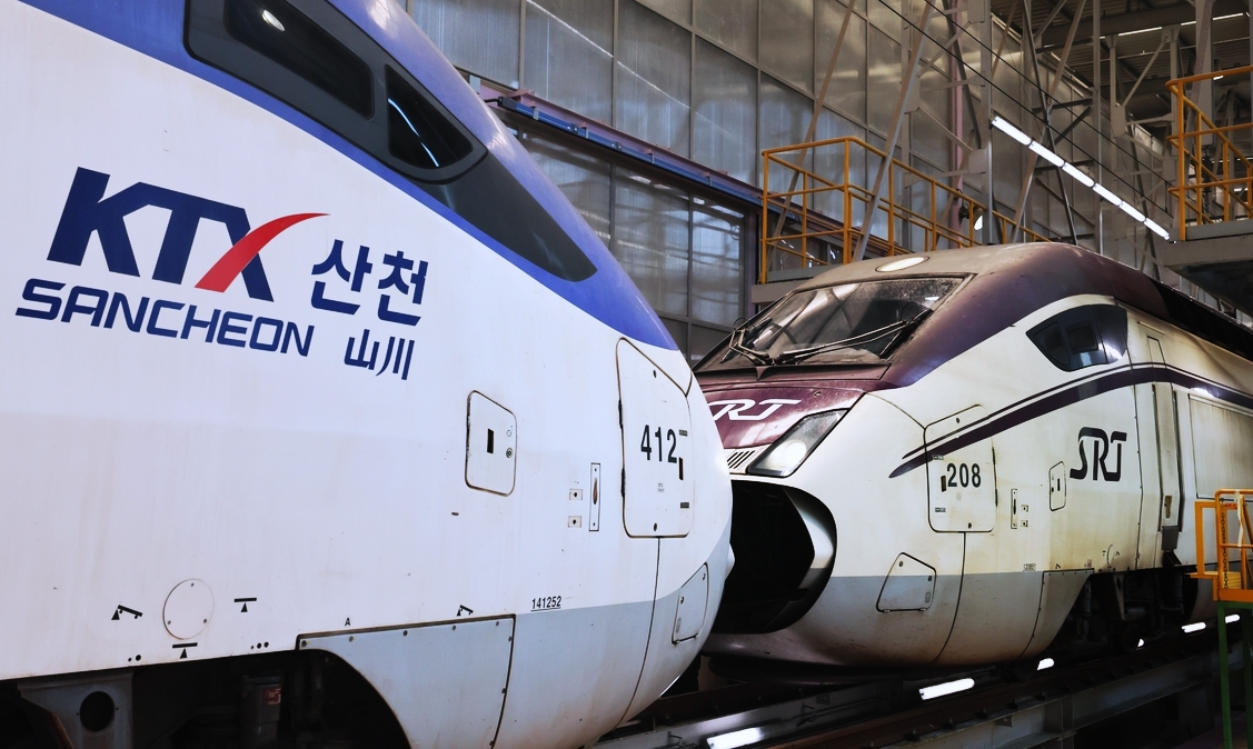 The integrated Korail+ app was launched on Aug. 3 before the merged service between the KTX and SRT high-speed rail trains next month. Shown is a KTX train coupled with an SRT car in a double-unit configuration. (Korea Railroad Corp.)