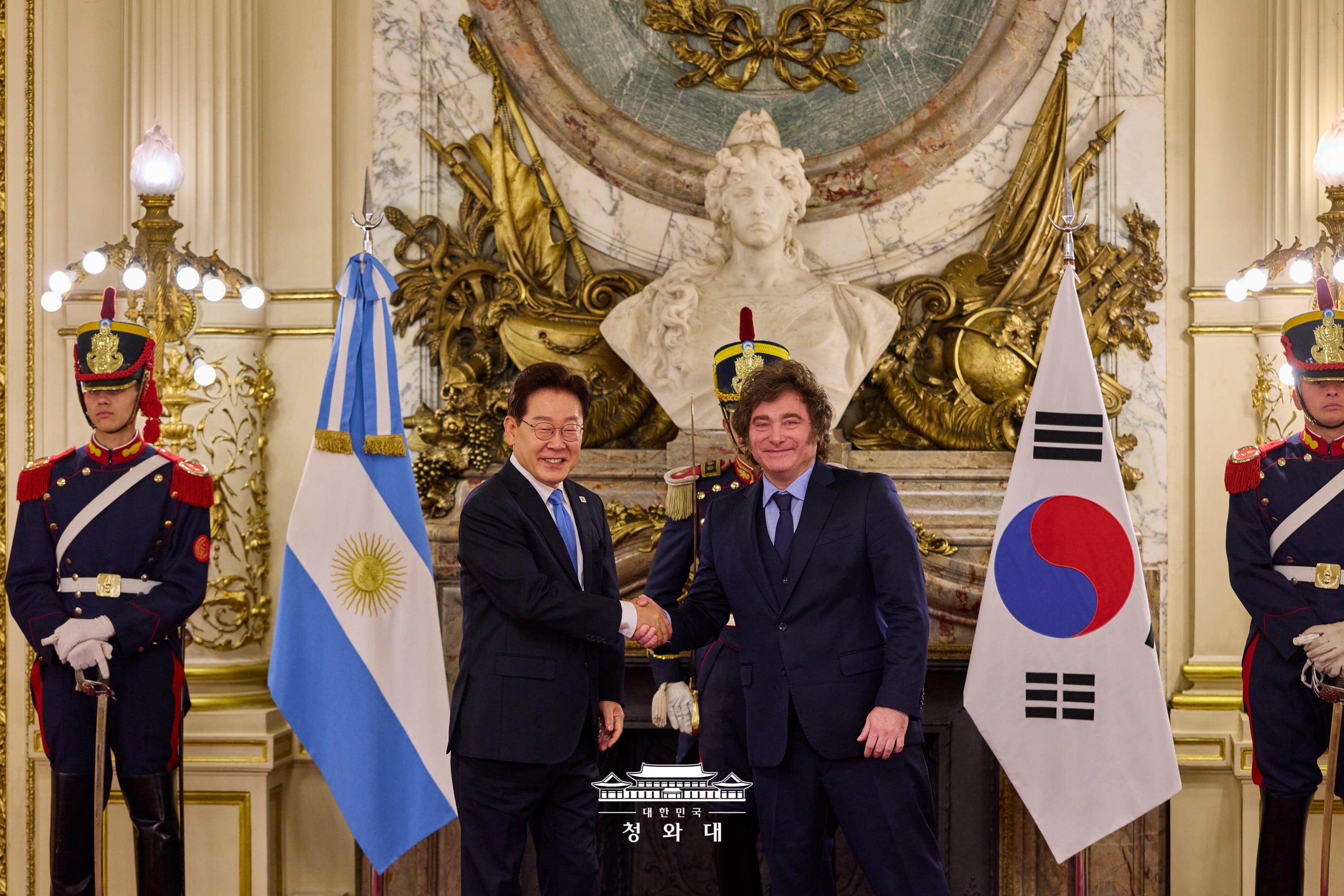  President Lee Jae Myung (left) and Argentine President Javier Milei on July 31 shake hands at a welcoming ceremony held at the presidential office Casa Rosada in Buenos Aires, Argentina. (Cheong Wa Dae)