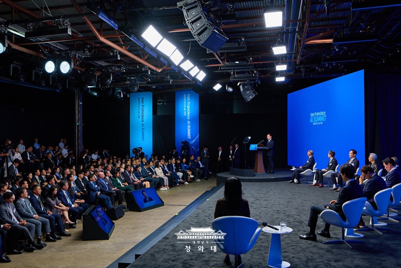 President Lee Jae Myung on July 24 announces the San Francisco AI Declaration at the AI Summit held at the creative complex Midway in San Francisco. 