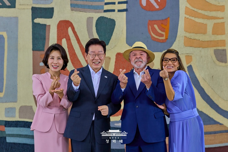  President Lee, first lady Kim, Brazilian President Luiz Inacio Lula da Silva and first lady Rosangela Lula da Silva on July 27 show the heart finger gesture to the media at a welcoming reception held at the Ministry of Foreign Affairs in Brasilia.