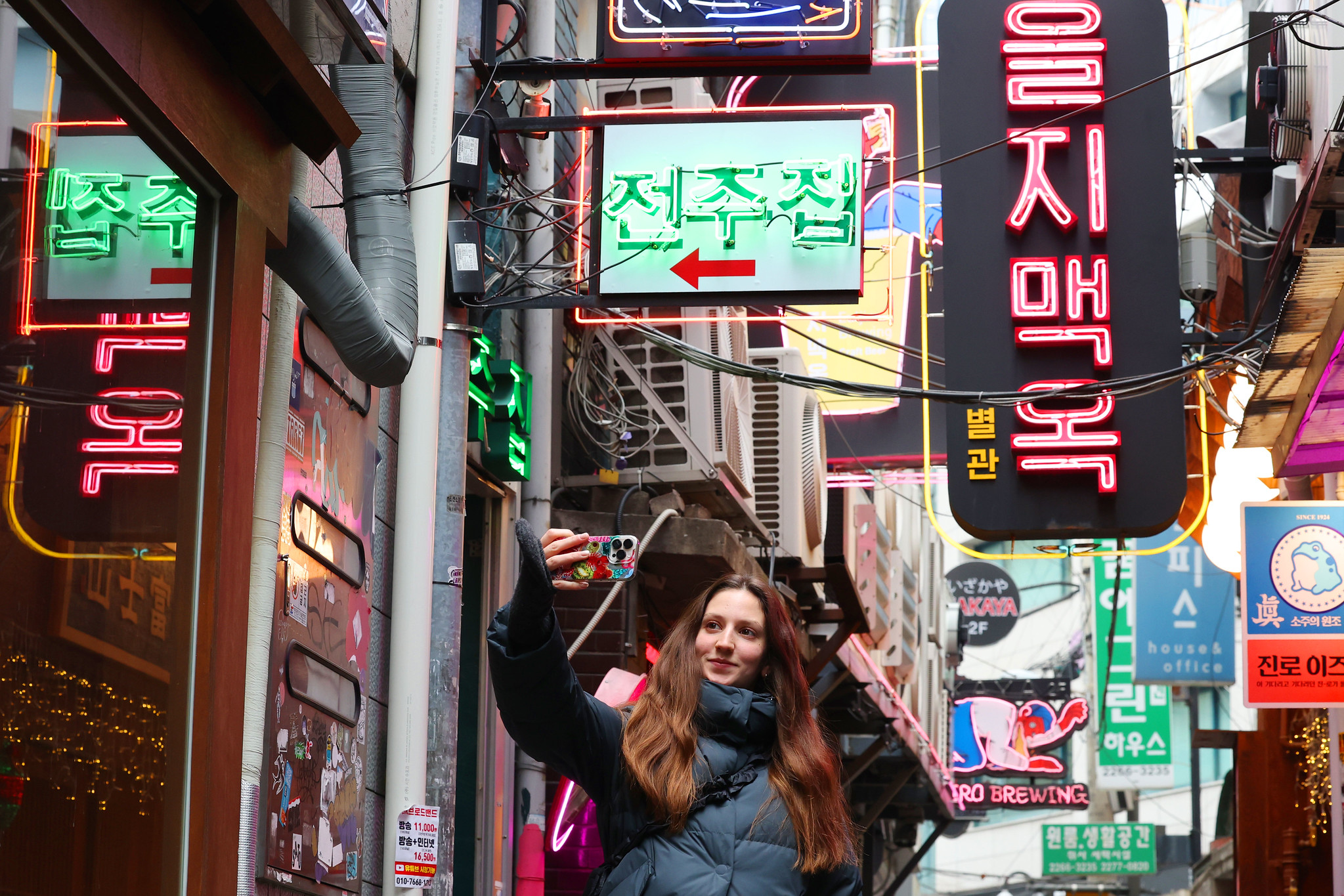 The Seoul Metropolitan Government on Aug. 2 said the capital topped the Favorite Worldwide City category among millennials and Gen Z at the Trazees, or honors hosted by the U.S.-based media outlet Trazee Travel. Shown is a visitor on Dec. 10, 2025, taking a selfie at an alley of Euljiro Street in Seoul's Jung-gu District. (Korea.net DB)