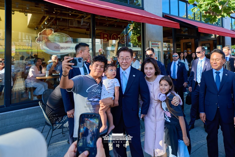 President Lee and first lady Kim Hea Kyung on July 25 pose for selfies with people at the shopping and public attraction landmark Pier 39 in San Francisco.