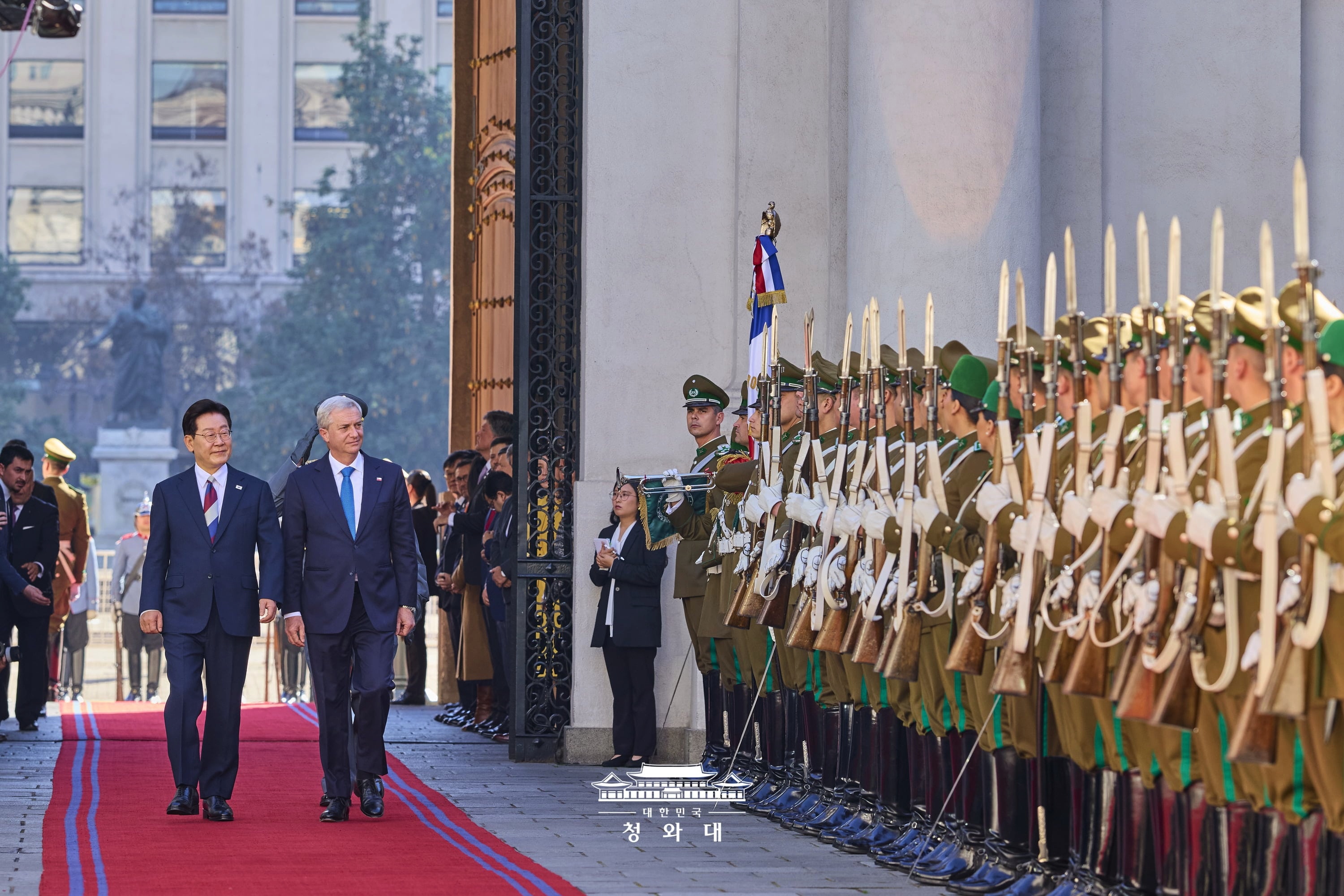 President Lee, the first Korean head of state to visit Chile in 11 years, on July 30 reviews an honor guard with Chilean President Jose Antonio Kast at a welcoming ceremony held at the presidential office La Moneda Palace in Santiago.