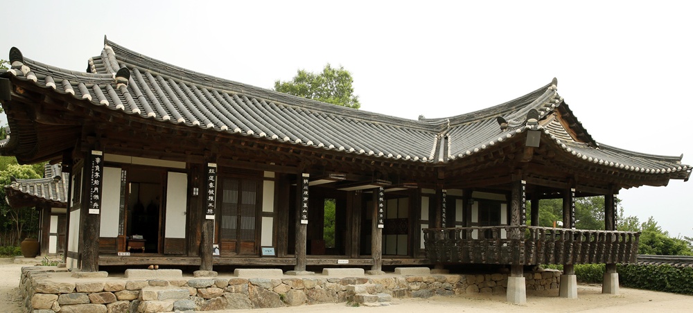 Hanok (traditional house) in Anak-myeon township of Hadong-gun County, Gyeongsangnam-do Province (Korea.net DB)