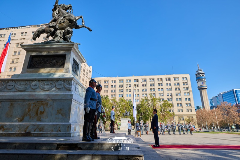 President Lee on July 30 observes a moment of silence to pay tribute after laying a wreath at the statue of Bernardo O'Higgins, a hero of Chilean independence, at Plaza de la Ciudadania (O'Higgins Square) in Santiago, Chile..
