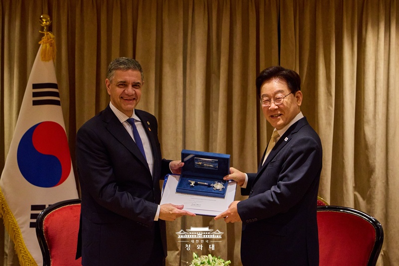President Lee on Aug. 1 receives an honorary citizenship certificate and the key to the city from Buenos Aires Mayor Jorge Macri, who urged expanded bilateral exchange and cooperation.